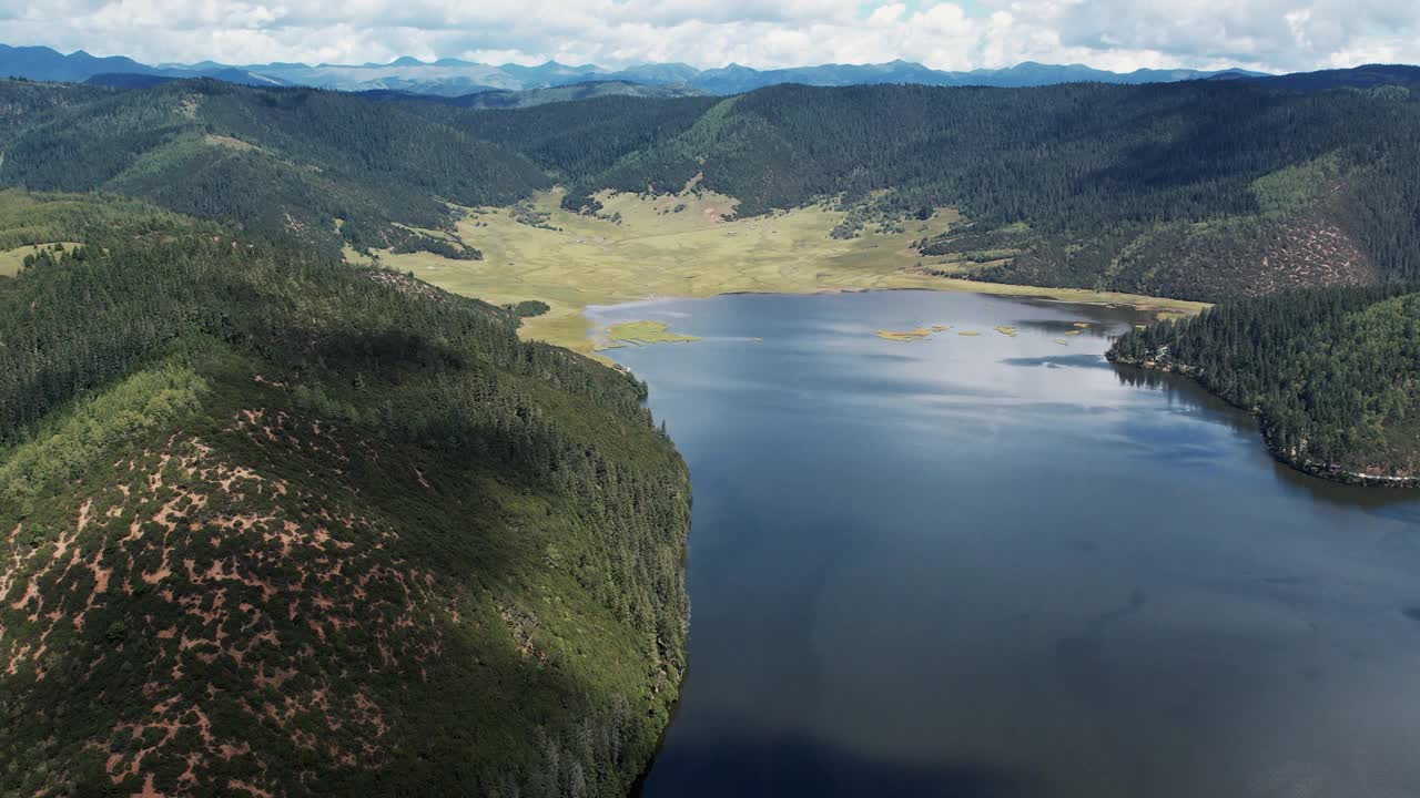 无人机拍摄的中国香格里拉附近一个美丽的湖泊碧塔海视频下载