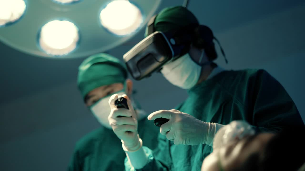 外科学生练习在手术室使用虚拟现实耳机。视频下载