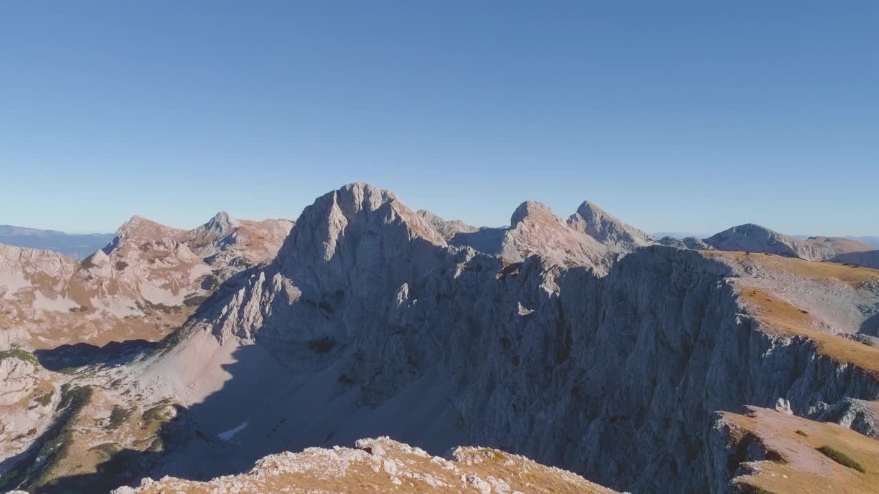 登山者在山顶上视频下载