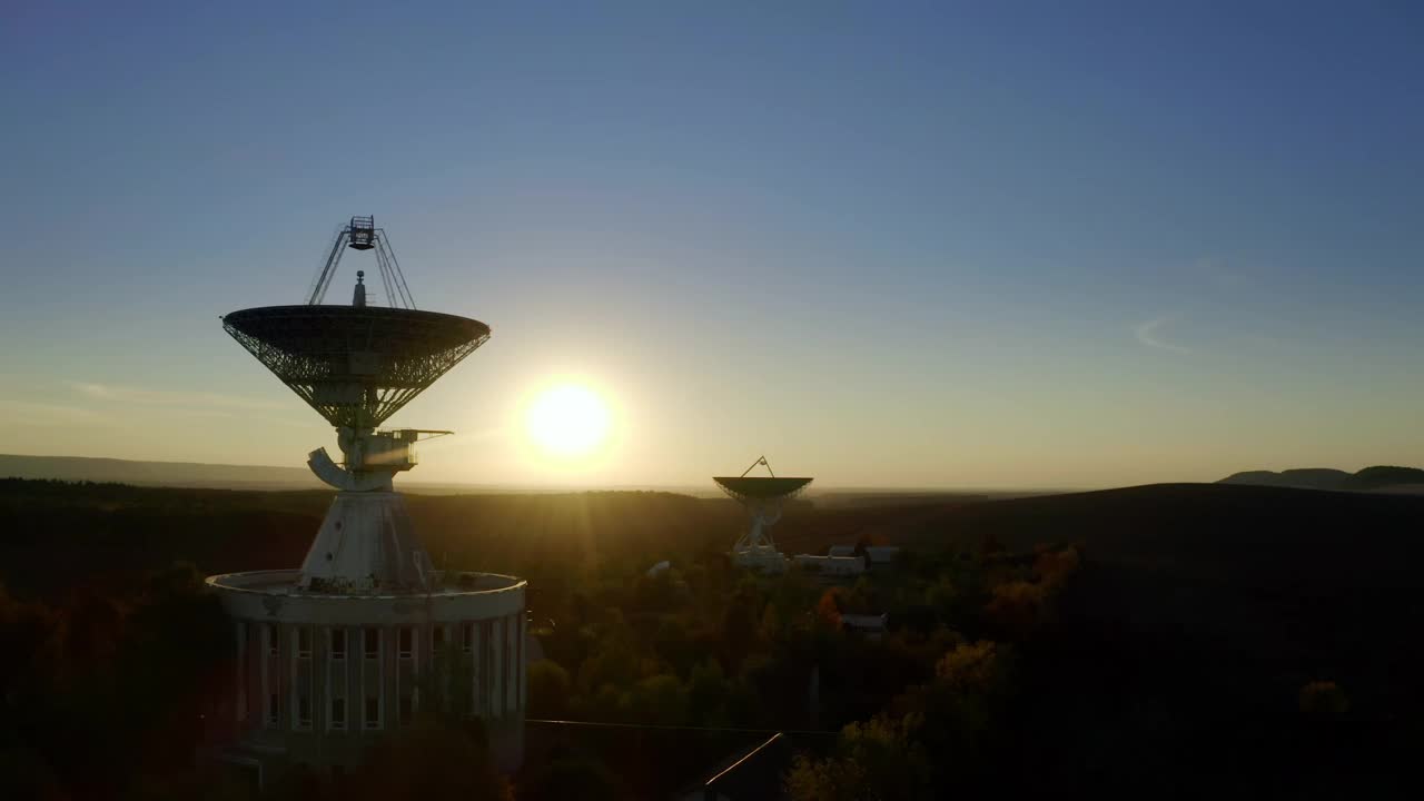 在日落时的电信天线或无线电望远镜卫星天线的无人机视图视频素材