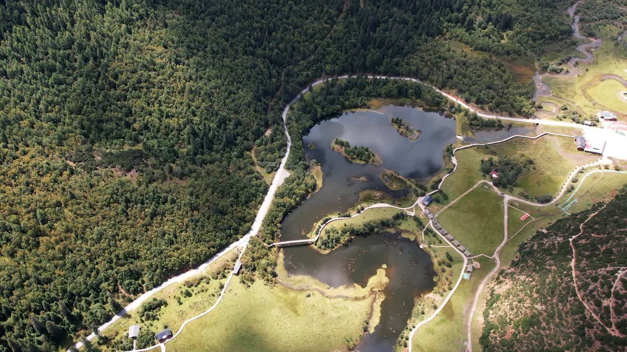 无人机拍摄的中国香格里拉附近一个美丽的湖泊碧塔海视频素材