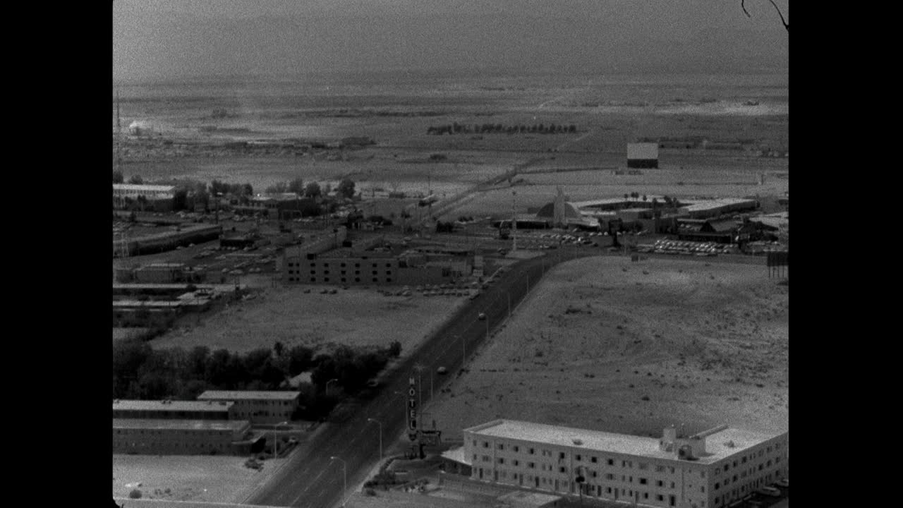 在拉斯维加斯的城市景观中留下了pan;1960视频素材