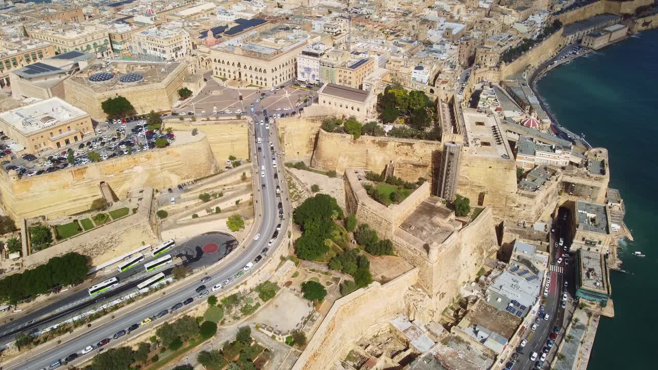 鸟瞰马耳他的瓦莱塔古城及其巨大的古代防御工事视频下载