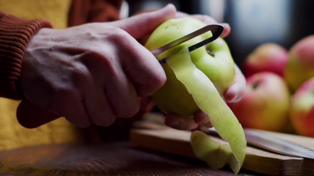 准备自家种植的新鲜腌制的苹果做馅饼馅视频下载
