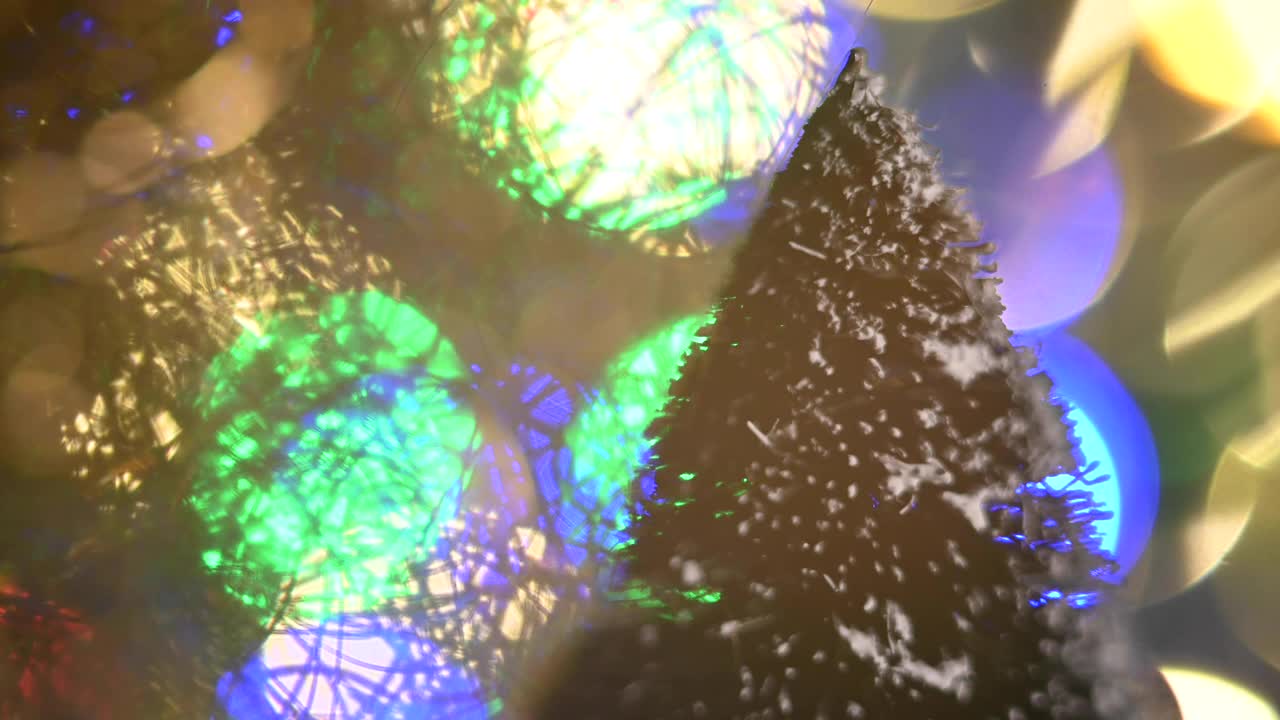 以彩灯为背景装饰圣诞树。视频素材