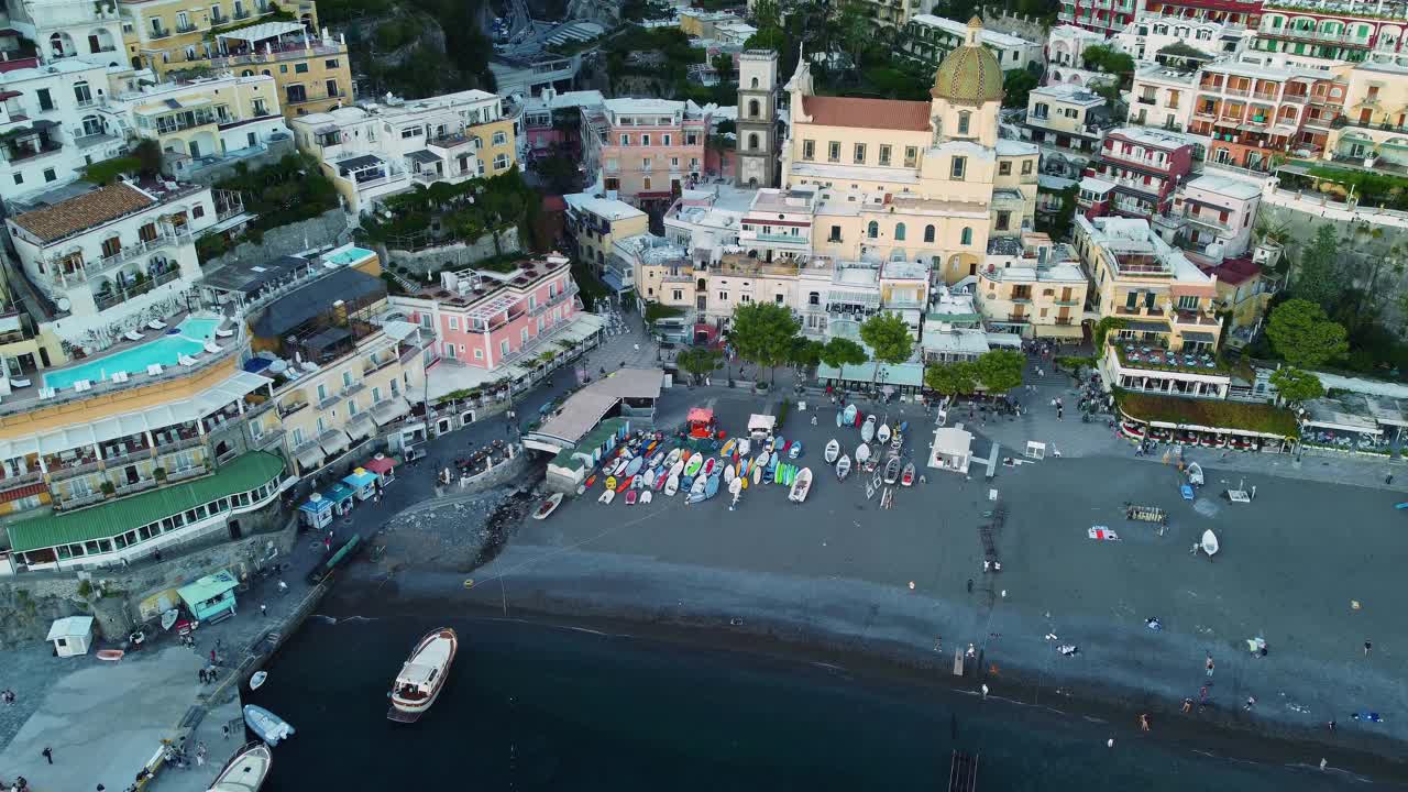 这是意大利那不勒斯附近阿马尔菲海岸著名的波西塔诺村庄的航拍照片视频下载