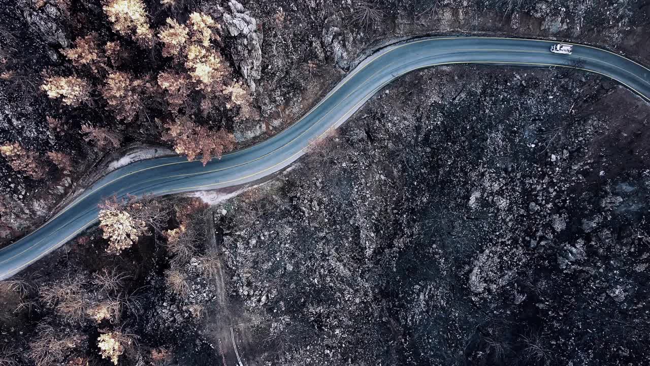 烧焦的森林和乡村道路的顶部视图视频下载