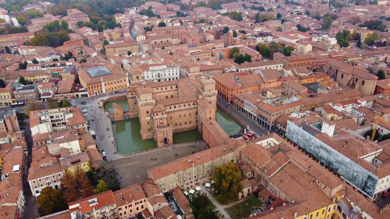 无人机拍摄的意大利中世纪费拉拉古城视频下载