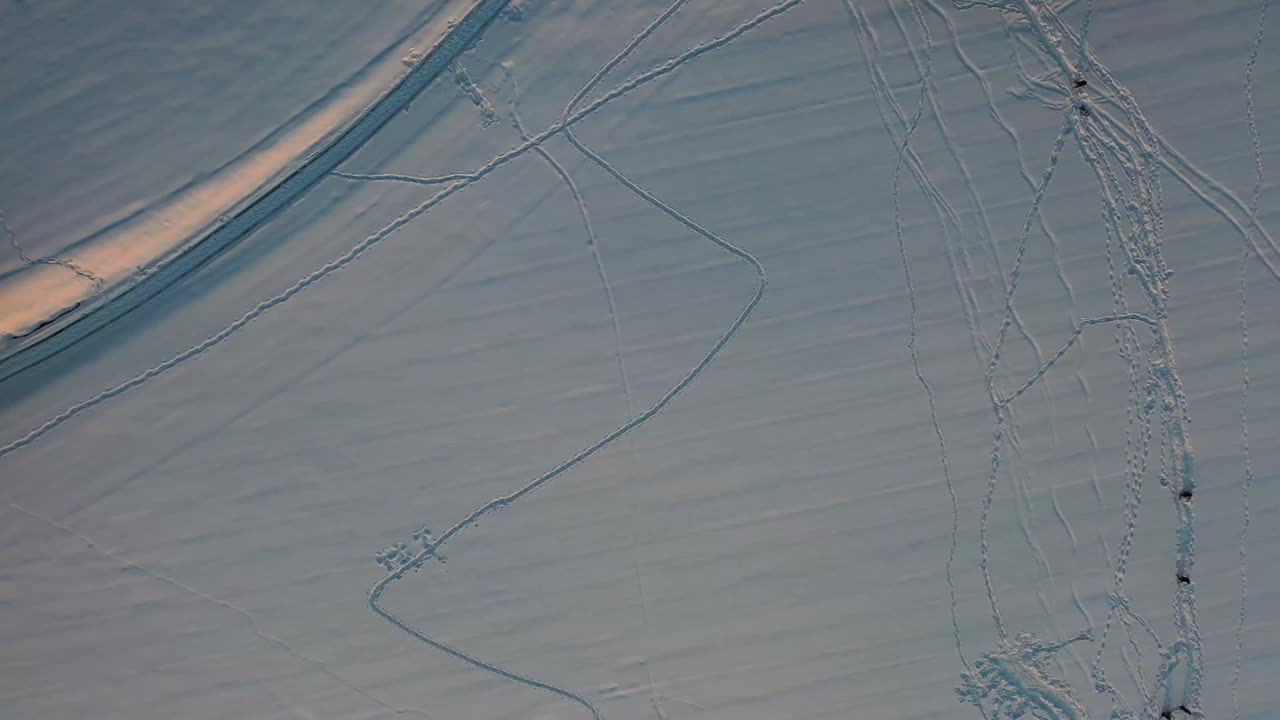一个美丽的冬季仙境在瑞士阿尔卑斯山的惊人镜头。在阿尔高州，无人机在白雪覆盖的风景上的美妙飞行。美妙的日落时在村庄上空飞行。视频下载