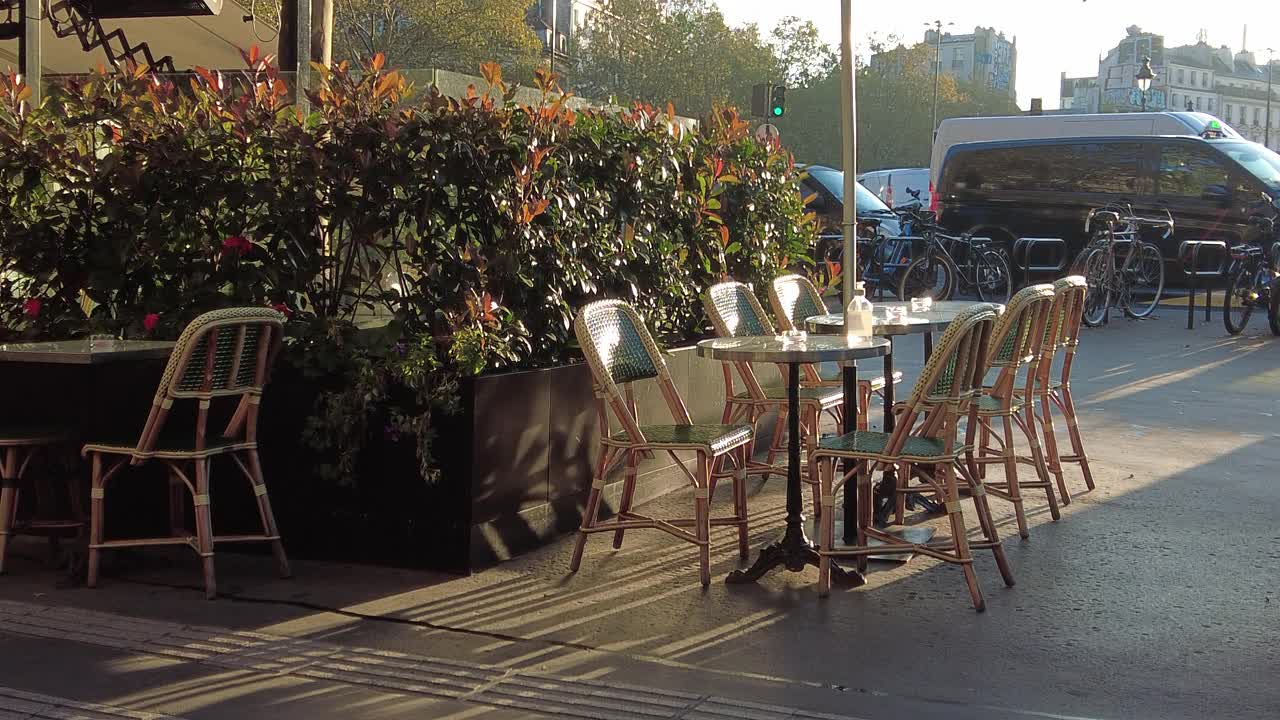 巴黎咖啡馆露台上的几张桌子视频下载