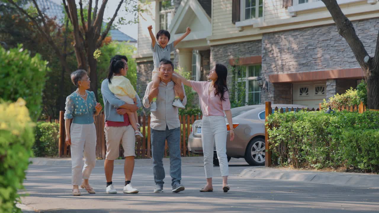 一个幸福的六口之家在社区内散步视频下载