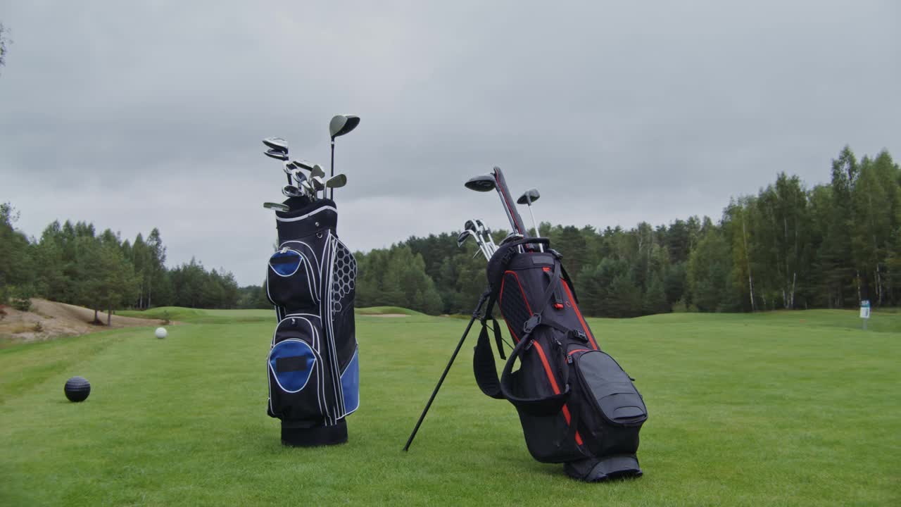在修剪整齐的高尔夫球场，高尔夫球袋装满了高尔夫球杆视频下载