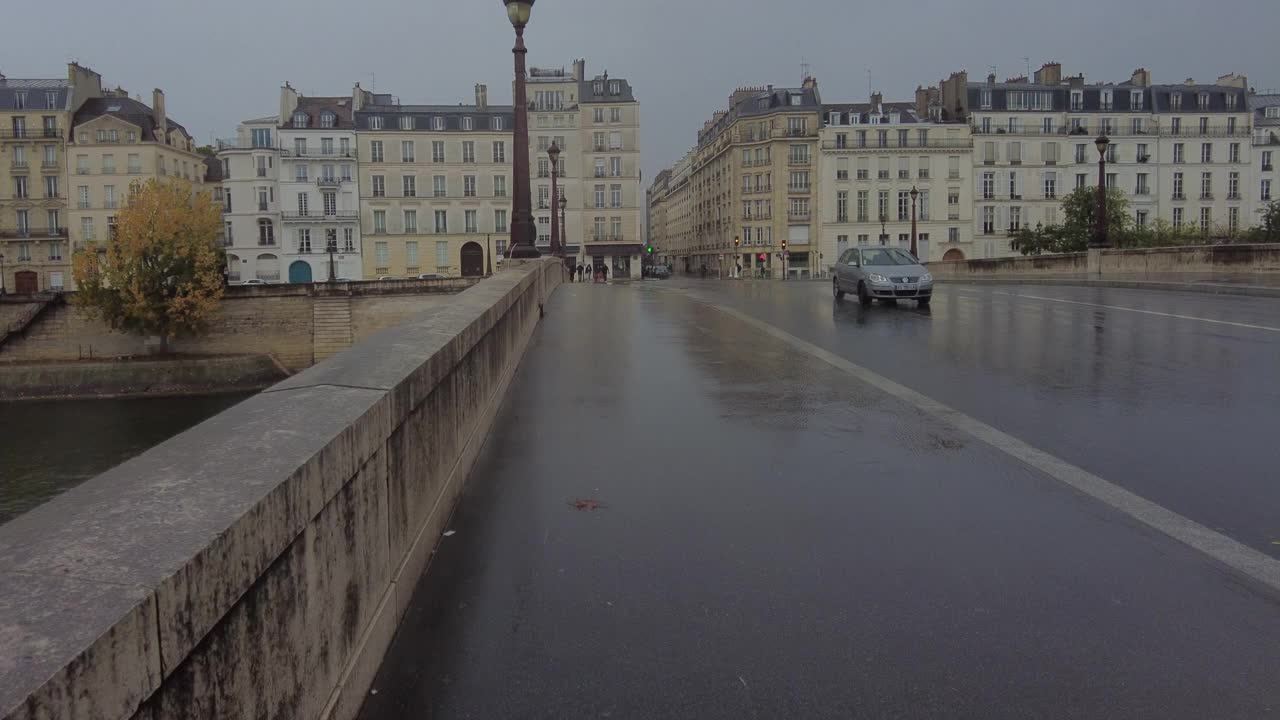 在一个下雨天，巴黎塞纳河边视频素材