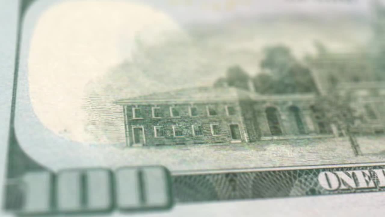 多利拍摄的100美元纸币上本杰明·富兰克林雕刻的极度细节视频下载