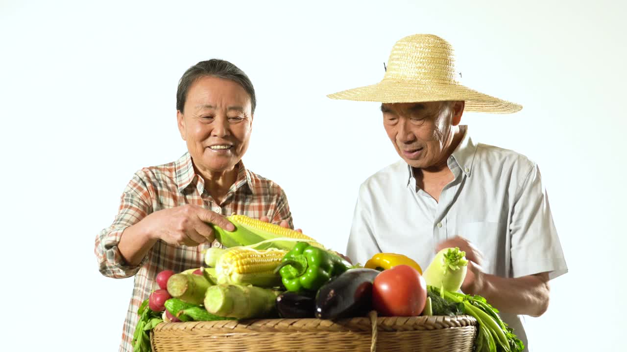 这对老农民夫妇展示他们自己的蔬菜视频素材