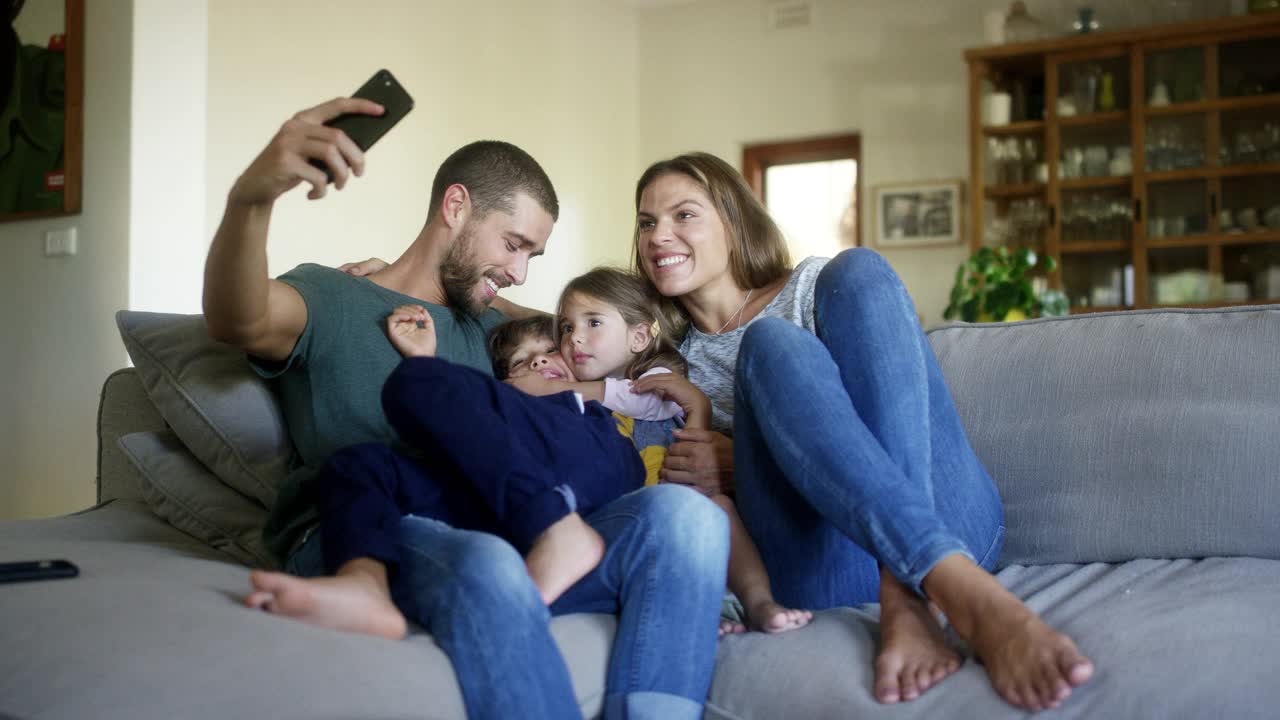 家人在家里用智能手机自拍视频素材