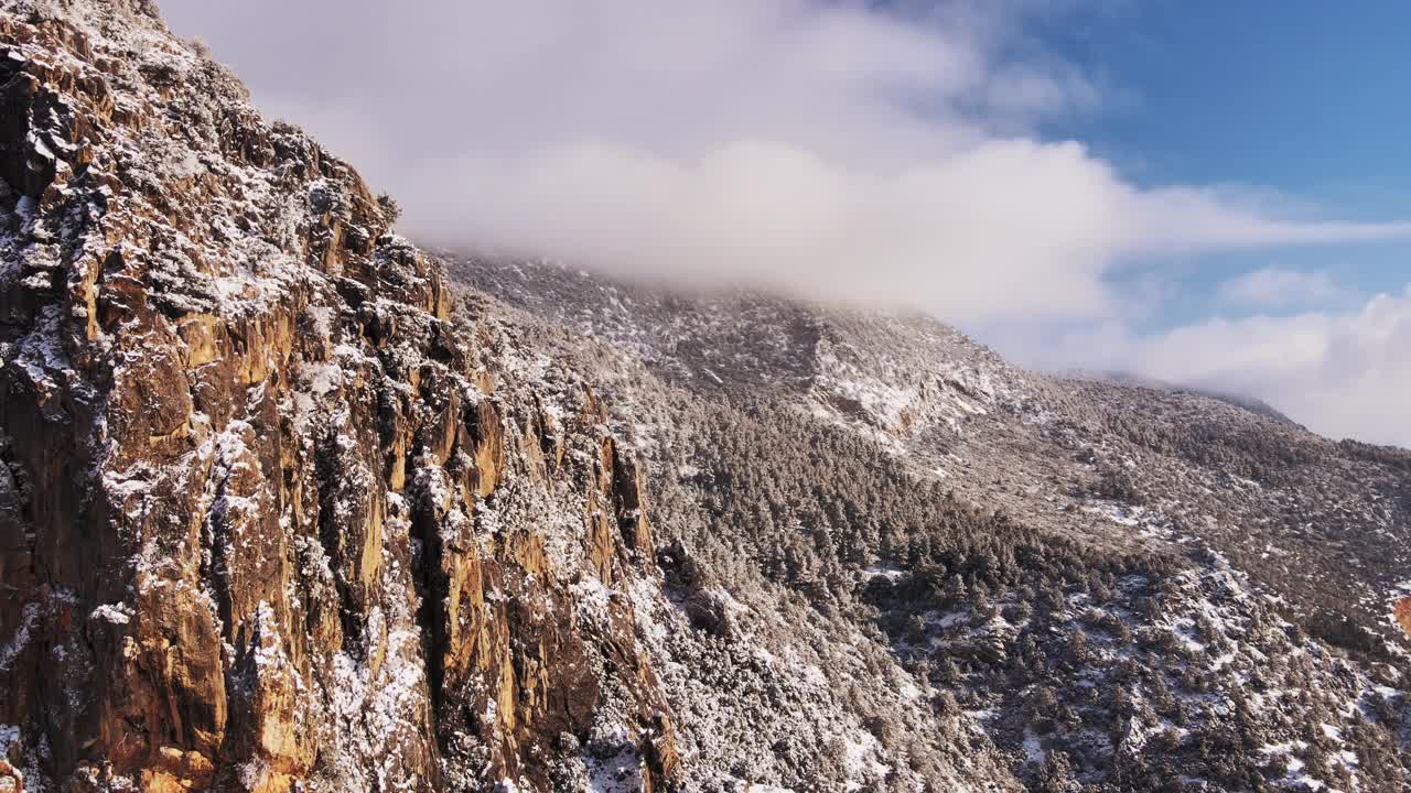 冬天的陡峭山峰视频素材