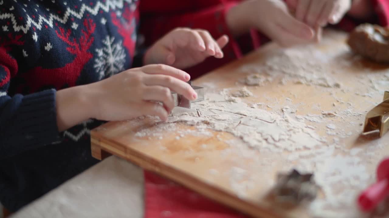 一家人在厨房里做圣诞饼干视频素材