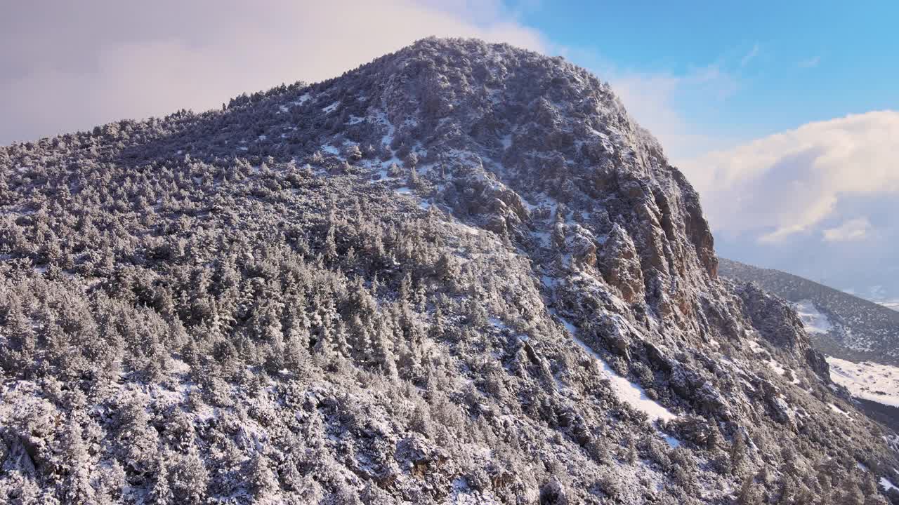 冬天的陡峭山峰视频素材