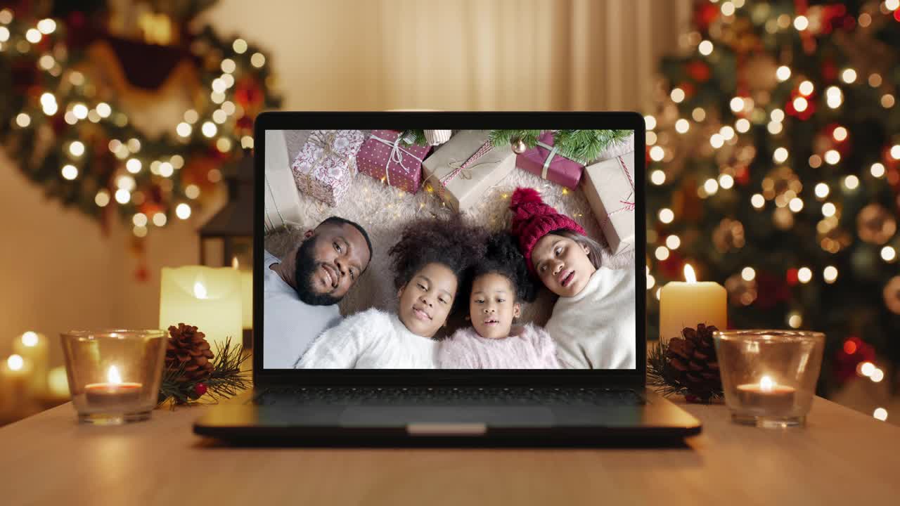圣诞夜快乐喜庆虚拟祝福网上短信笔记本电脑屏幕。视频下载
