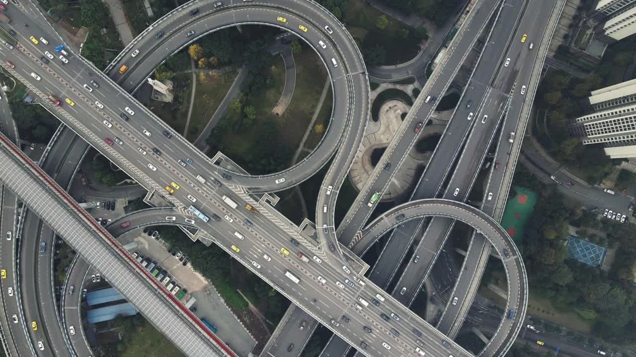 天桥鸟瞰图和繁忙的交通视频素材