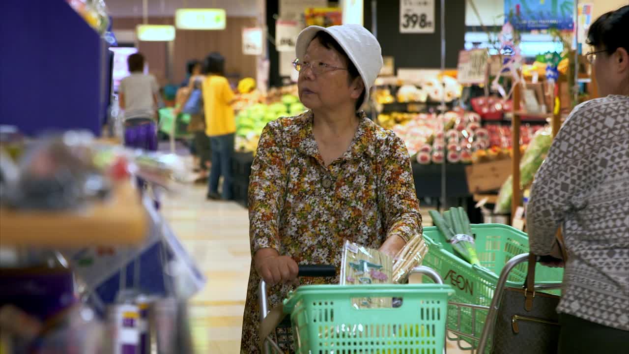 日本，老年人在百货商店购物视频素材