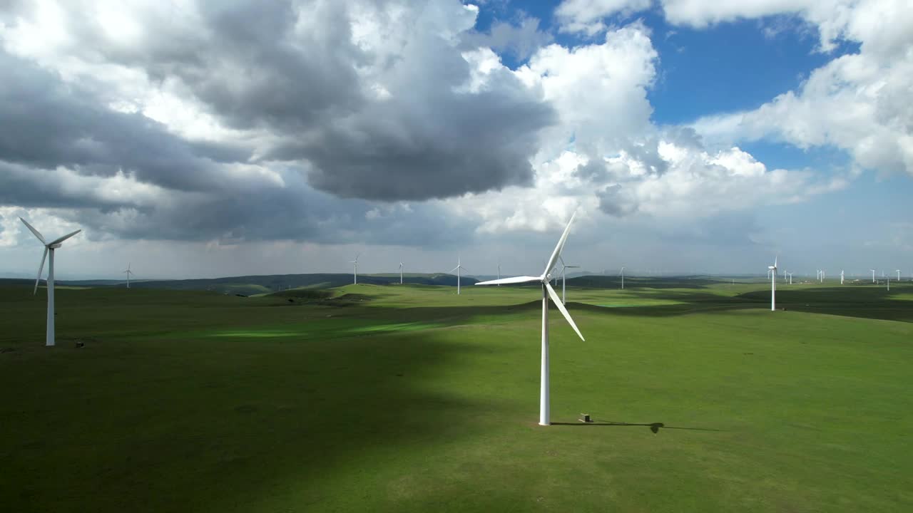 阳光下风力涡轮机的鸟瞰图视频素材