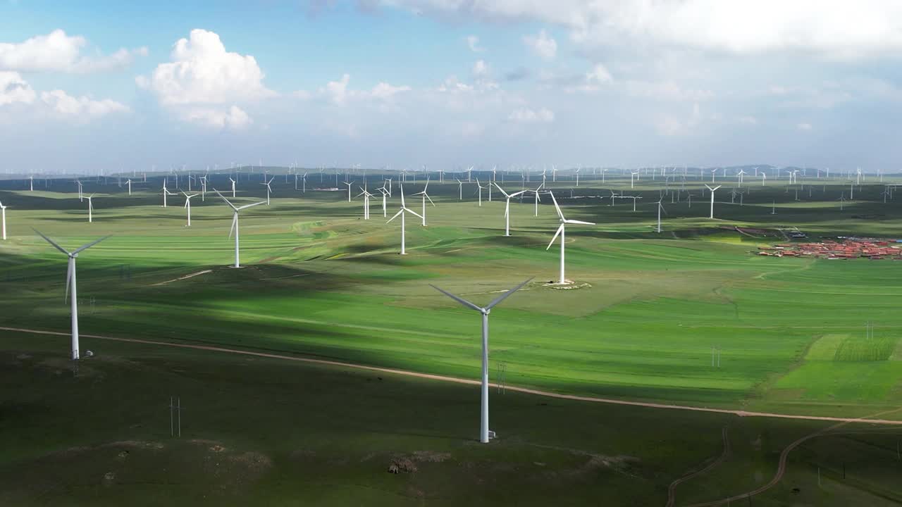 阳光下风力涡轮机的鸟瞰图视频素材