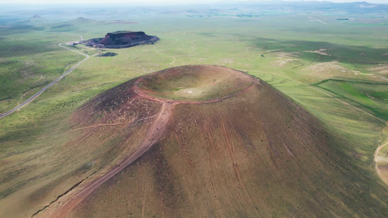 中国大草原和死火山的鸟瞰图视频素材