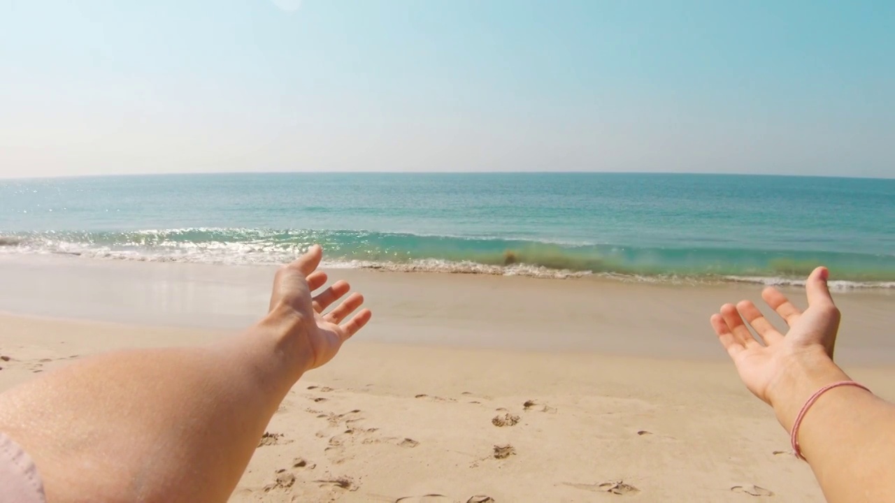 女人的手臂和手到海滩和海浪。观点旅游概念视频素材