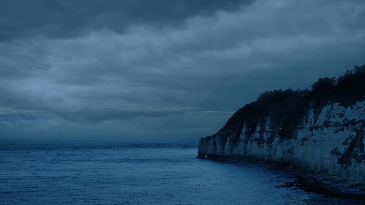 戏剧性的海岸景观与陡峭的悬崖在晚上视频素材
