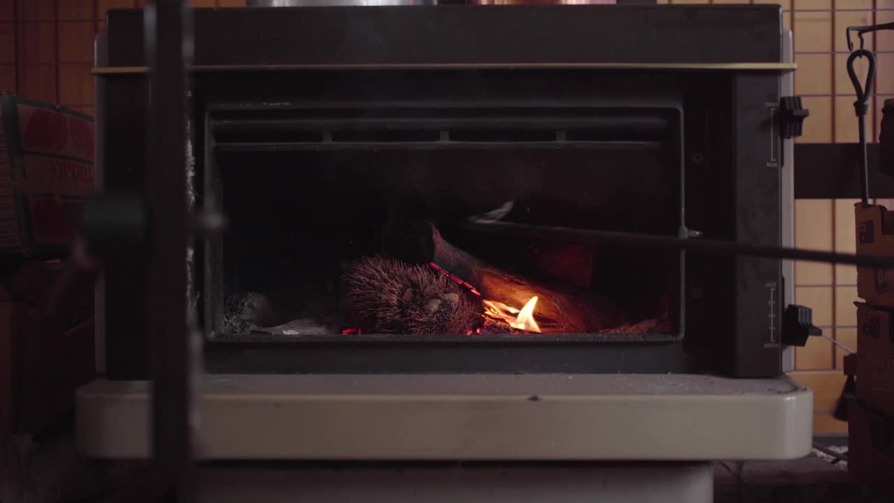 用壁炉拨火棍在壁炉里戳木头视频素材