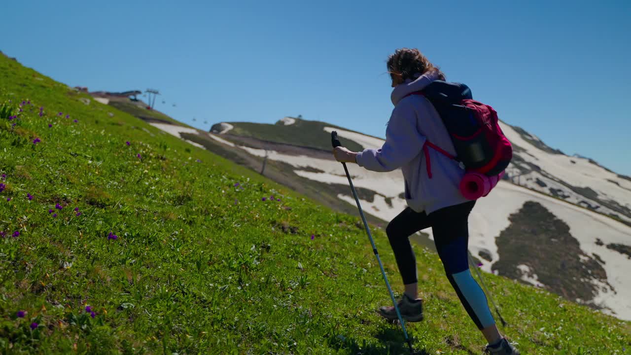 少女徒步旅行更快地征服了高峰视频素材