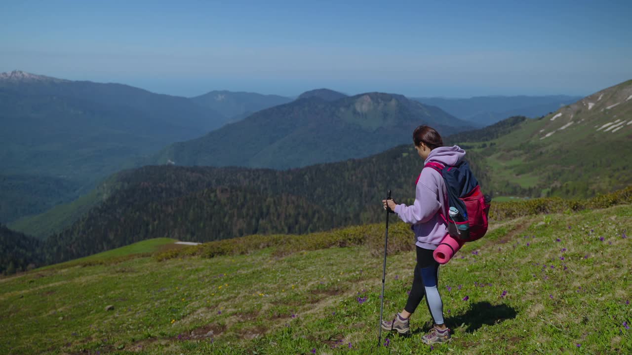 背着背包的女旅行者在山上徒步旅行视频素材