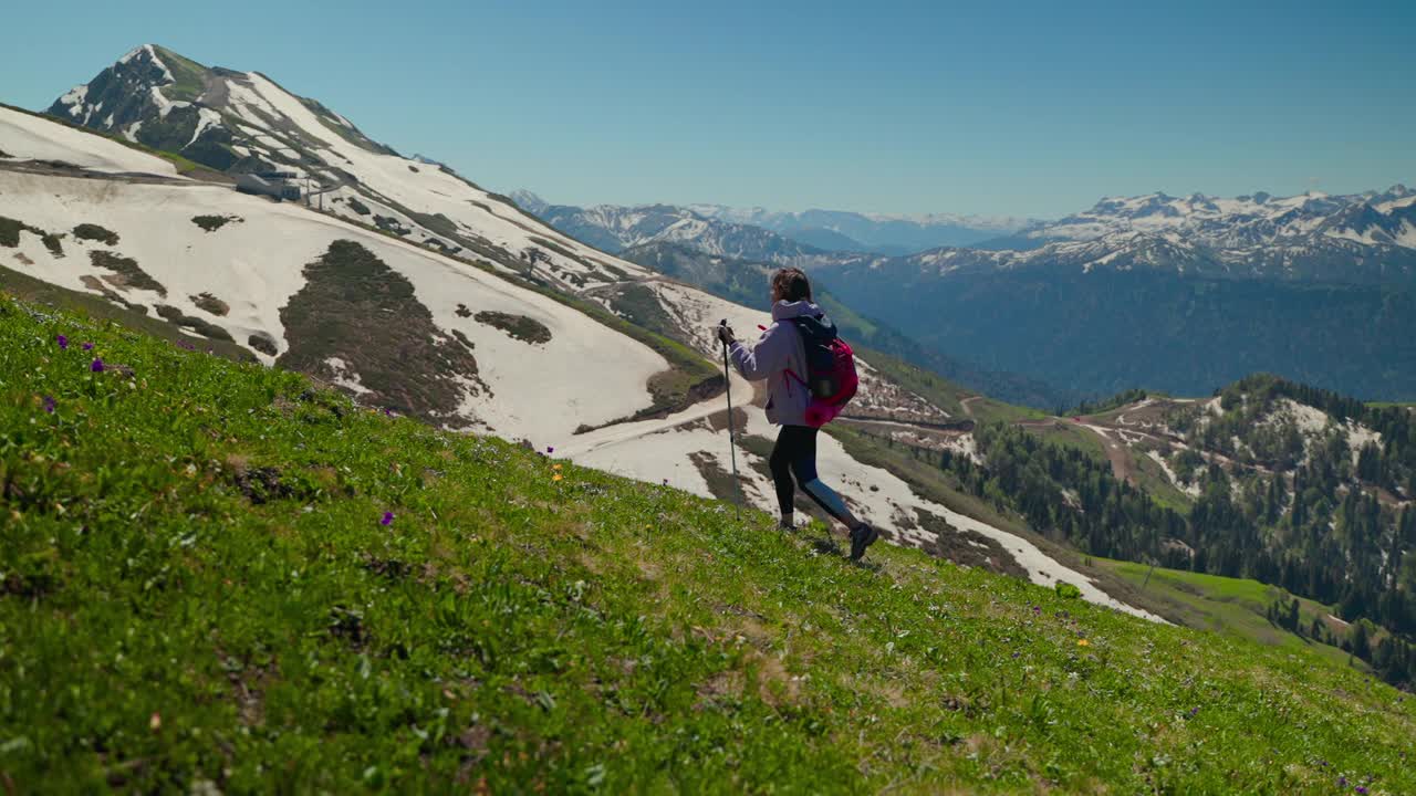 在风景如画的山景中徒步旅行的女人视频素材