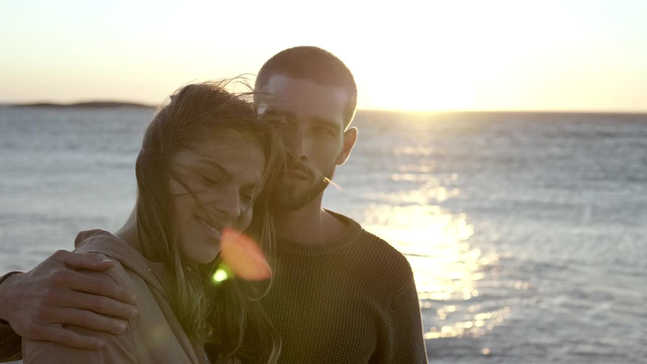 爱的夫妇在海滩上享受日落视频素材