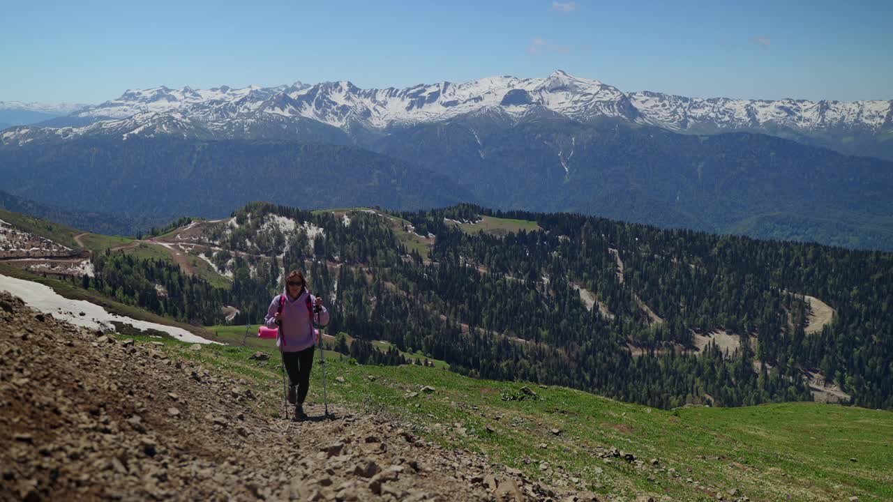 女徒步旅行者探索山脉和努力获得高视频素材