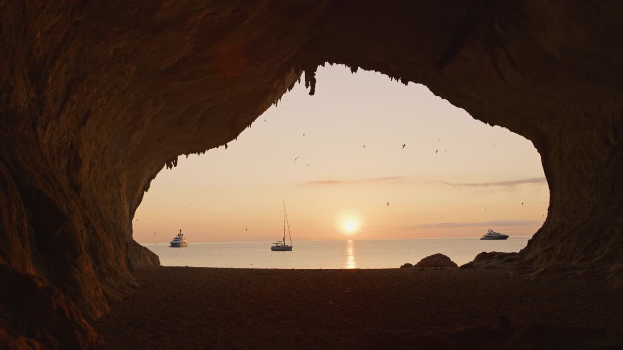 意大利撒丁岛Cala Luna洞穴的慢动作视图。视频下载