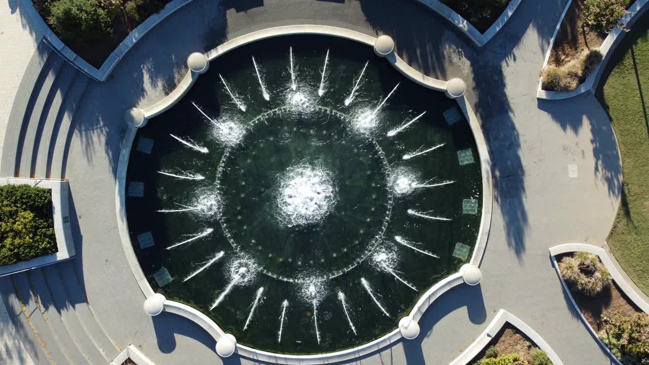公园喷泉的上升镜头视频素材