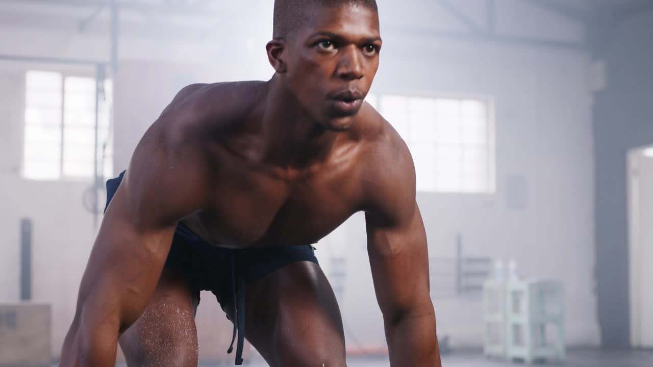 一个年轻肌肉男在健身房举杠铃的4k视频视频素材