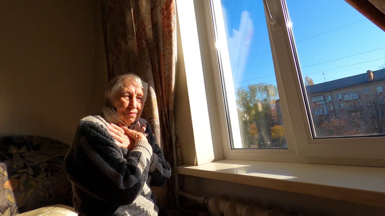 冻死欧洲的老人。老女人躺在床上。支付冬季取暖费用。天然气危机导致了天然气价格的上涨视频下载