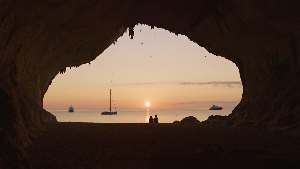 一对夫妇在意大利撒丁岛Cala Luna海滩的慢动作视图。视频下载