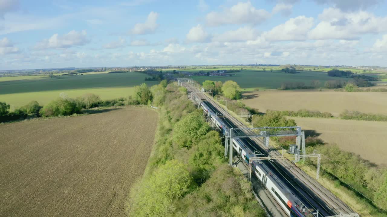 阳光明媚的日子里，英格兰中部的高架桥上的铁路视频下载