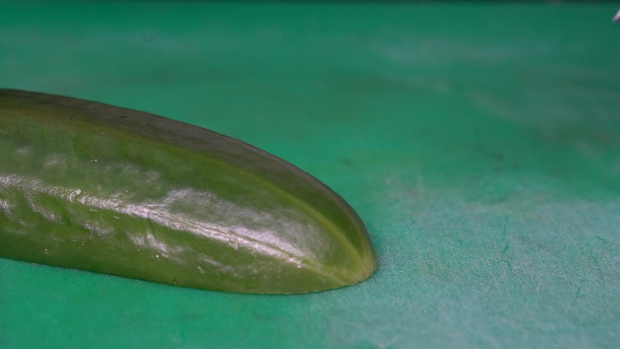 厨师用刀切新鲜黄瓜视频素材