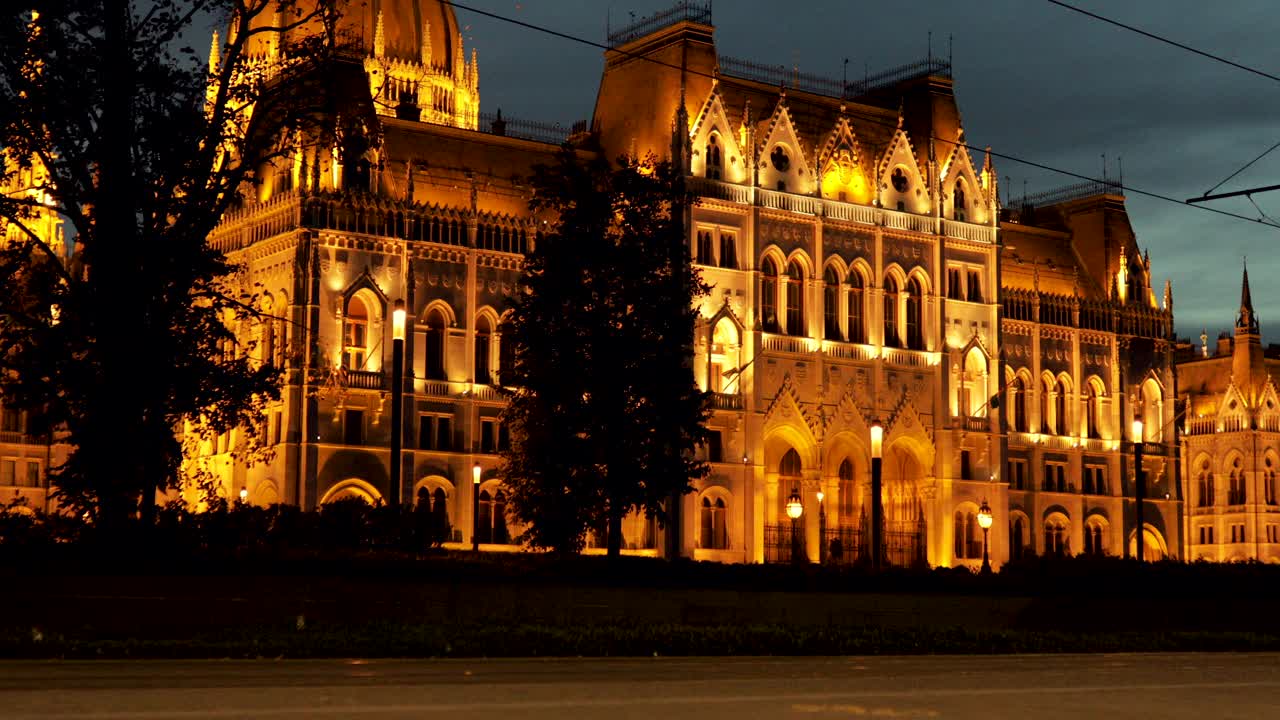 图为，布达佩斯的匈牙利议会大厦前，黄色电车经过视频下载