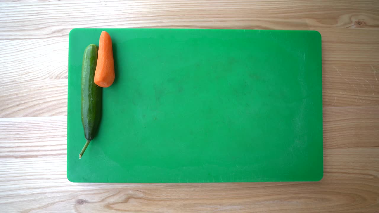 厨师用刀切生胡萝卜视频下载