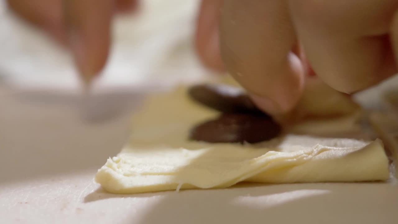 孩子在家里用手用巧克力做酥皮，生活理念。视频下载