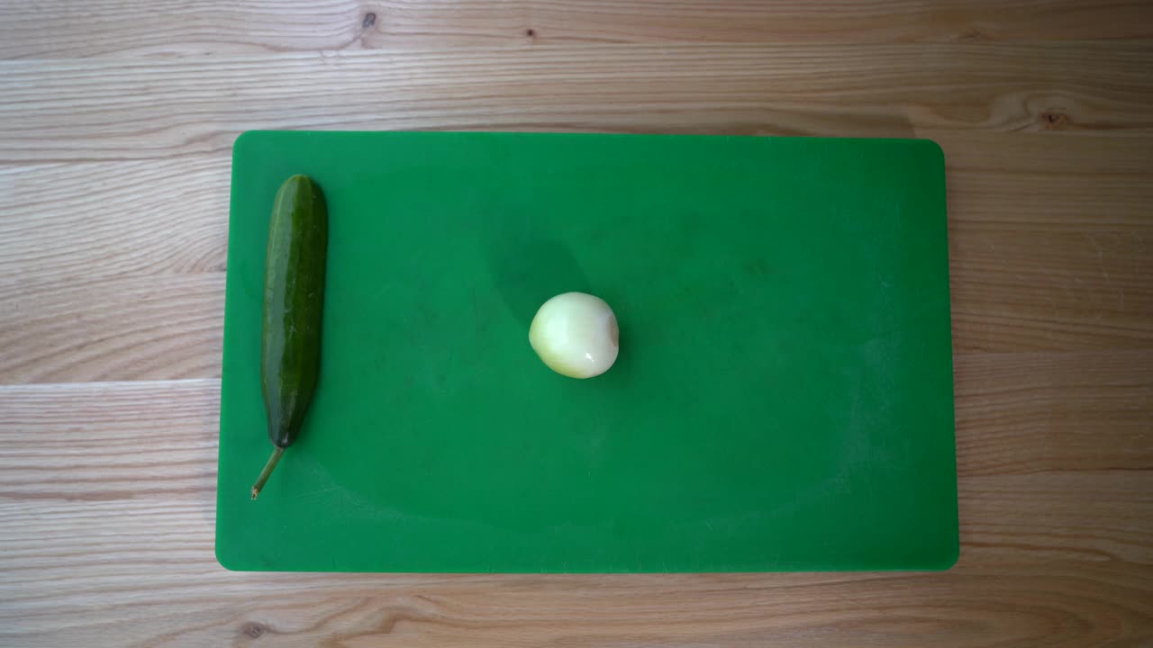 厨师用刀切新鲜的洋葱视频素材