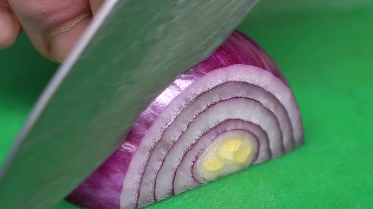 厨师用刀切新鲜的洋葱视频素材
