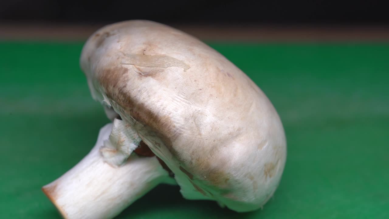 厨师用刀切新鲜蘑菇视频素材